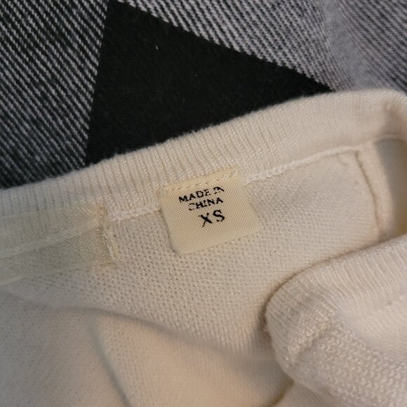 GUESS Women's 3/4 Sleeve Sweater Top - Picture 3 of 5